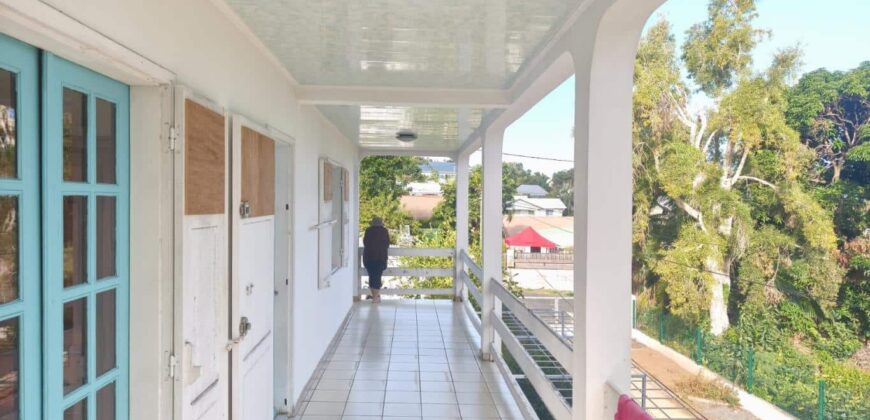 Vente d’une spacieuse villa F4 avec sous-sol sur un terrain arboré de 800m2 située dans le secteur résidentiel du Ruisseau à La Rivière Saint-Louis.