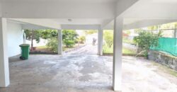 Vente d’une spacieuse villa F4 avec sous-sol sur un terrain arboré de 800m2 située dans le secteur résidentiel du Ruisseau à La Rivière Saint-Louis.