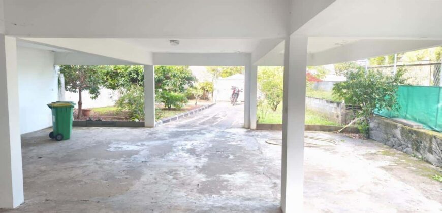 Vente d’une spacieuse villa F4 avec sous-sol sur un terrain arboré de 800m2 située dans le secteur résidentiel du Ruisseau à La Rivière Saint-Louis.