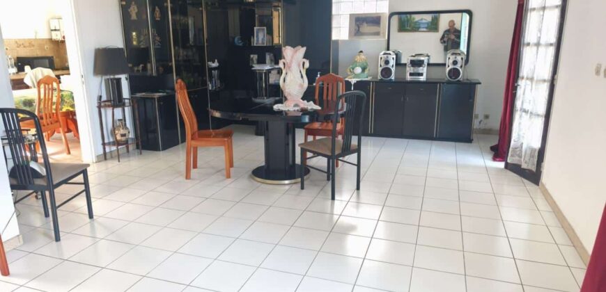 Vente d’une spacieuse villa F4 avec sous-sol sur un terrain arboré de 800m2 située dans le secteur résidentiel du Ruisseau à La Rivière Saint-Louis.