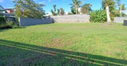 A vendre un terrain constructible de 702m2 situé au fond d’une impasse à Saint Benoit