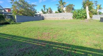 A vendre un terrain constructible de 702m2 situé au fond d’une impasse à Saint Benoit