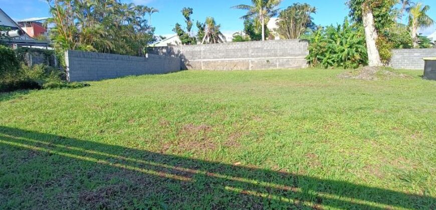A vendre un terrain constructible de 702m2 situé au fond d’une impasse à Saint Benoit