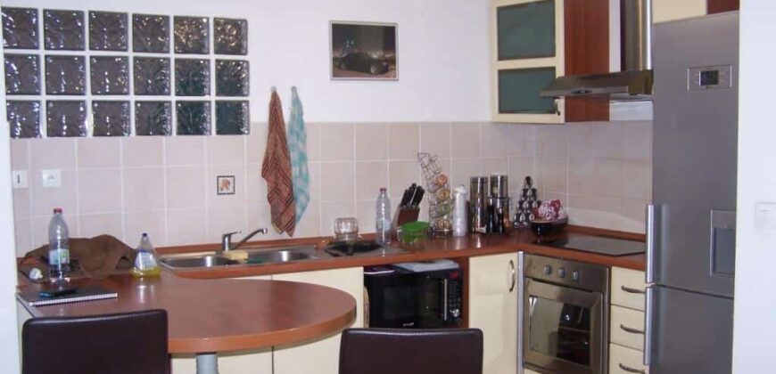 A vendre un appartement T2 d’environ 55 m2 situé dans une petite résidence sécurisée avec piscine au Tampon