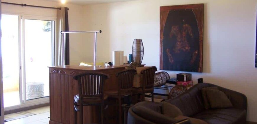 A vendre un appartement T2 d’environ 55 m2 situé dans une petite résidence sécurisée avec piscine au Tampon