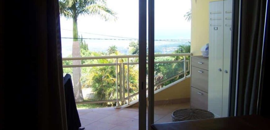 A vendre un appartement T2 d’environ 55 m2 situé dans une petite résidence sécurisée avec piscine au Tampon