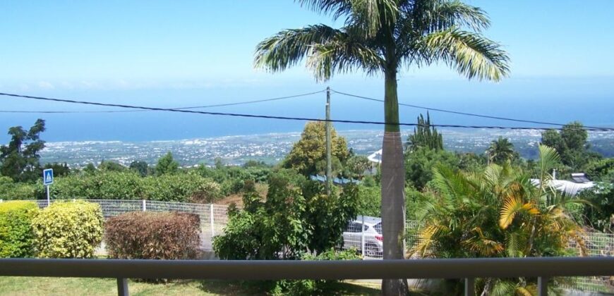 A vendre un appartement T2 d’environ 55 m2 situé dans une petite résidence sécurisée avec piscine au Tampon
