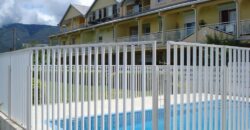 A vendre un appartement T2 d’environ 55 m2 situé dans une petite résidence sécurisée avec piscine au Tampon
