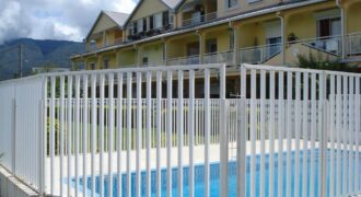 A vendre un appartement T2 d’environ 55 m2 situé dans une petite résidence sécurisée avec piscine au Tampon