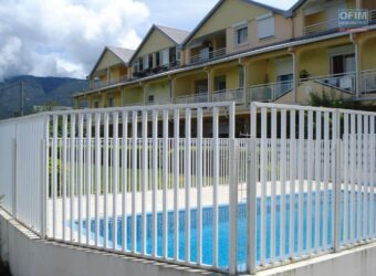 A vendre un appartement T2 d’environ 55 m2 situé dans une petite résidence sécurisée avec piscine au Tampon