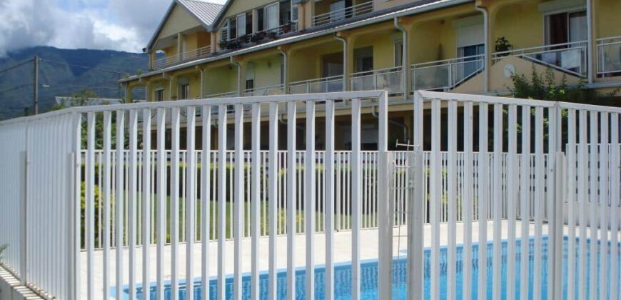 A vendre un appartement T2 d’environ 55 m2 situé dans une petite résidence sécurisée avec piscine au Tampon