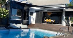 A vendre une villa d’exception de 216 m² avec piscine, offrant une vue imprenable sur la mer et la ville de La Possession