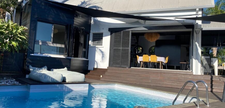 A vendre une villa d’exception de 216 m² avec piscine, offrant une vue imprenable sur la mer et la ville de La Possession