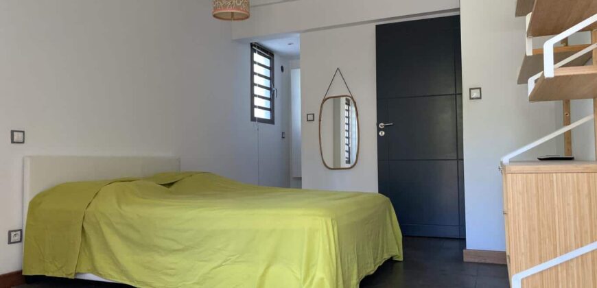 A vendre une villa d’exception de 216 m² avec piscine, offrant une vue imprenable sur la mer et la ville de La Possession