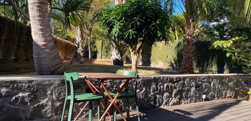 A vendre une villa d’exception de 216 m² avec piscine, offrant une vue imprenable sur la mer et la ville de La Possession