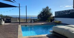 A vendre une villa d’exception de 216 m² avec piscine, offrant une vue imprenable sur la mer et la ville de La Possession
