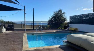 A vendre une villa d’exception de 216 m² avec piscine, offrant une vue imprenable sur la mer et la ville de La Possession