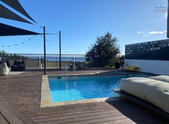 A vendre une villa d’exception de 216 m² avec piscine, offrant une vue imprenable sur la mer et la ville de La Possession