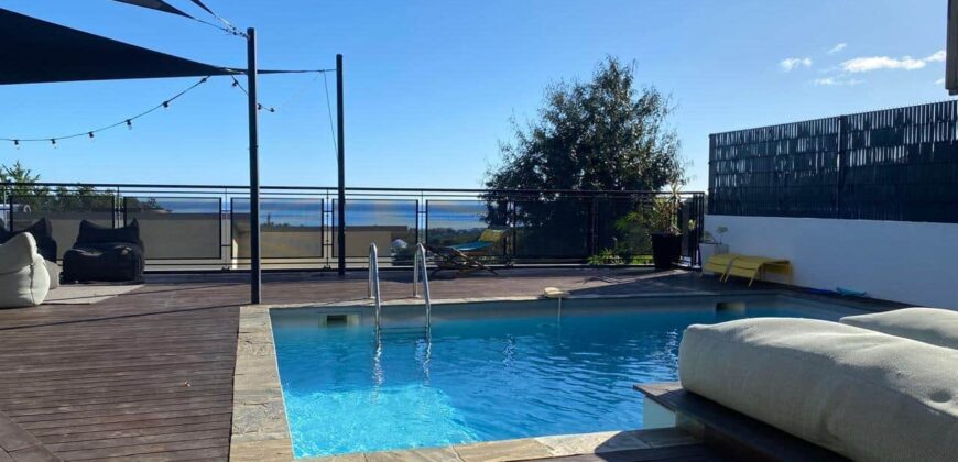A vendre une villa d’exception de 216 m² avec piscine, offrant une vue imprenable sur la mer et la ville de La Possession