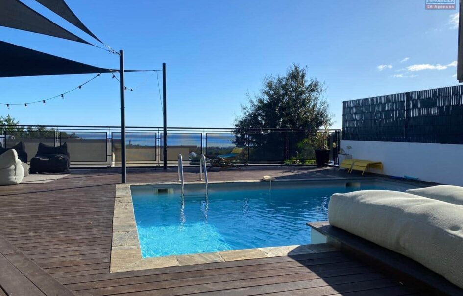 A vendre une villa d’exception de 216 m² avec piscine, offrant une vue imprenable sur la mer et la ville de La Possession