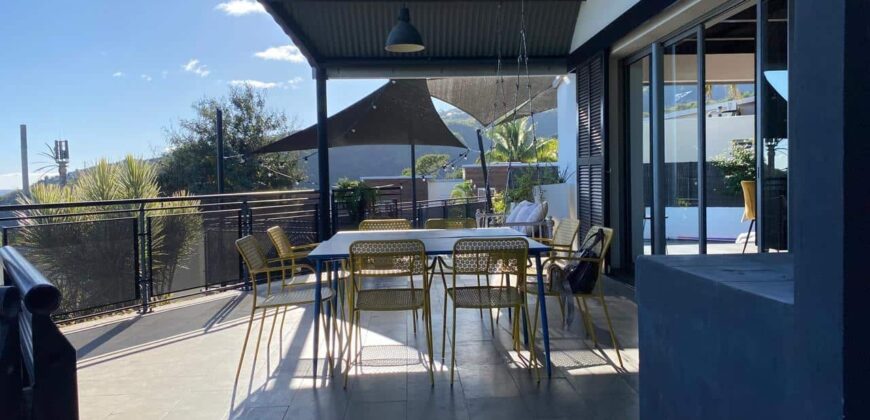 A vendre une villa d’exception de 216 m² avec piscine, offrant une vue imprenable sur la mer et la ville de La Possession