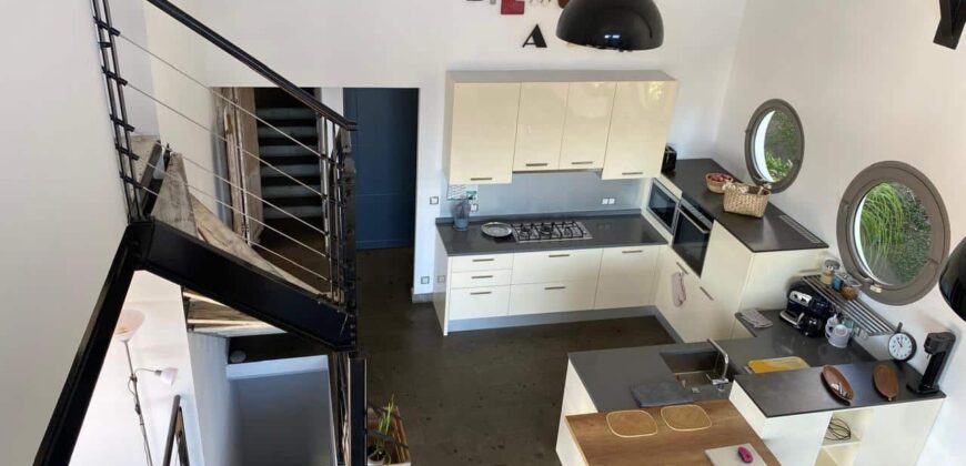 A vendre une villa d’exception de 216 m² avec piscine, offrant une vue imprenable sur la mer et la ville de La Possession