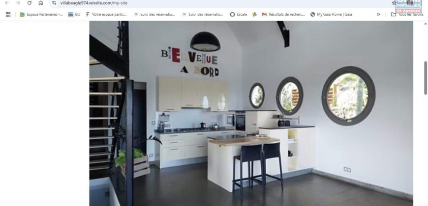 A vendre une villa d’exception de 216 m² avec piscine, offrant une vue imprenable sur la mer et la ville de La Possession