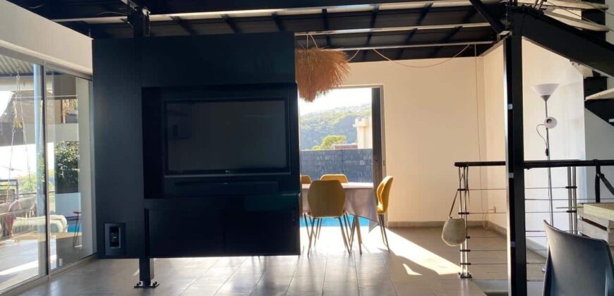 A vendre une villa d’exception de 216 m² avec piscine, offrant une vue imprenable sur la mer et la ville de La Possession