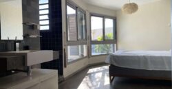 A vendre une villa d’exception de 216 m² avec piscine, offrant une vue imprenable sur la mer et la ville de La Possession