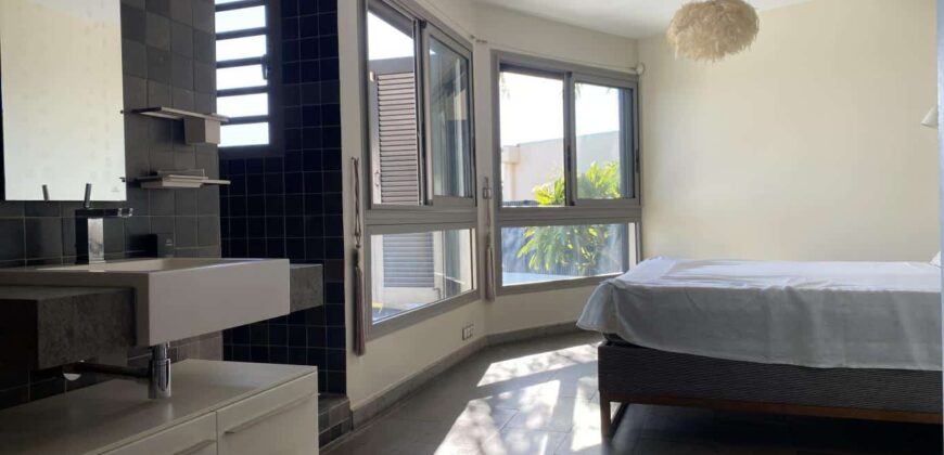 A vendre une villa d’exception de 216 m² avec piscine, offrant une vue imprenable sur la mer et la ville de La Possession