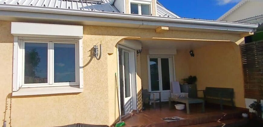 A louer une villa à étage de type F4 avec cour située à Bellemène Saint-Paul.