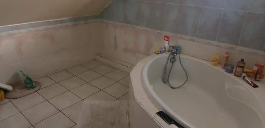 A louer une villa à étage de type F4 avec cour située à Bellemène Saint-Paul.