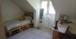 A louer une villa à étage de type F4 avec cour située à Bellemène Saint-Paul.