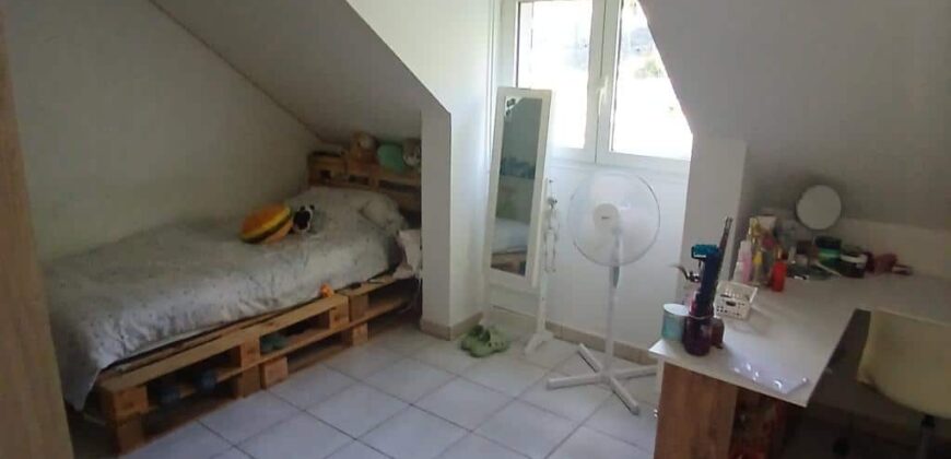 A louer une villa à étage de type F4 avec cour située à Bellemène Saint-Paul.