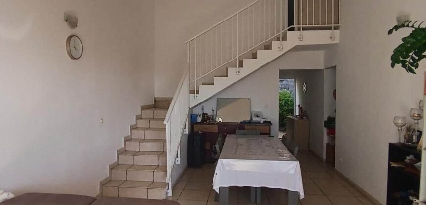 A louer une villa à étage de type F4 avec cour située à Bellemène Saint-Paul.
