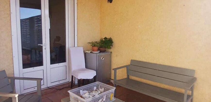 A louer une villa à étage de type F4 avec cour située à Bellemène Saint-Paul.