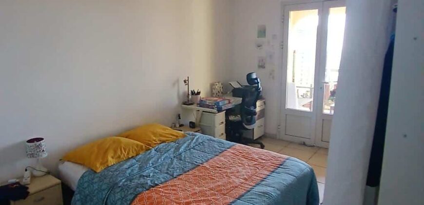 A louer une villa à étage de type F4 avec cour située à Bellemène Saint-Paul.