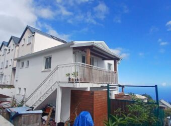 A louer un appartement de type T3 offrant une vue imprenable sur l’océan, situé à Trois Bassins