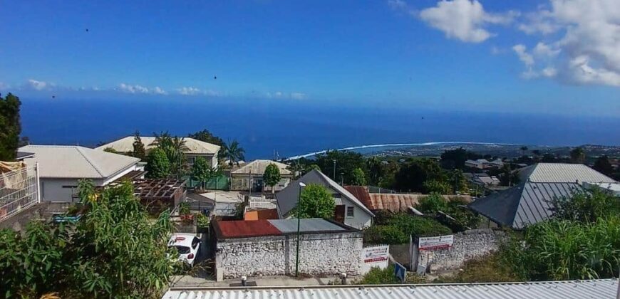 A louer un appartement de type T3 offrant une vue imprenable sur l’océan, situé à Trois Bassins