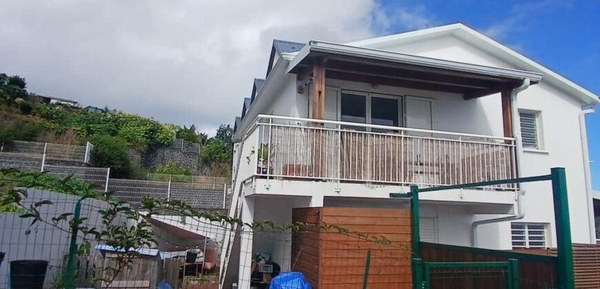 A louer un appartement de type T3 offrant une vue imprenable sur l’océan, situé à Trois Bassins