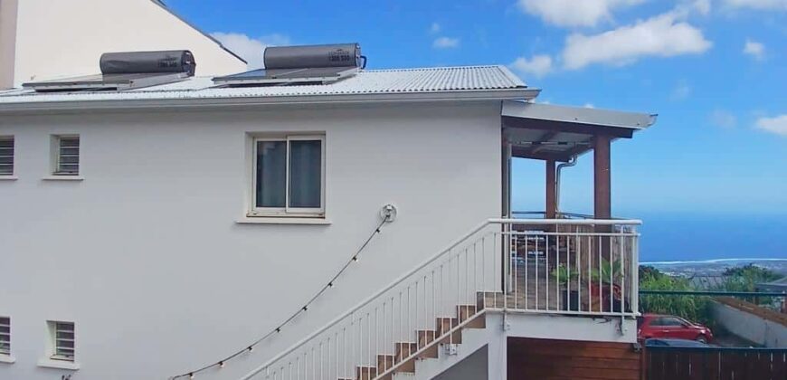 A louer un appartement de type T3 offrant une vue imprenable sur l’océan, situé à Trois Bassins