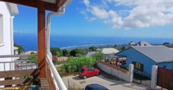 A louer un appartement de type T3 offrant une vue imprenable sur l’océan, situé à Trois Bassins