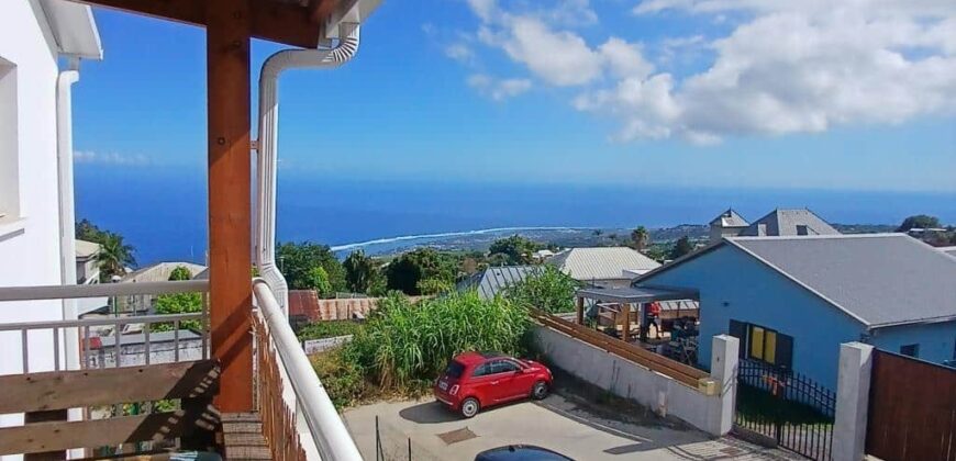 A louer un appartement de type T3 offrant une vue imprenable sur l’océan, situé à Trois Bassins