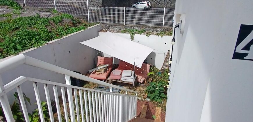 A louer un appartement de type T3 offrant une vue imprenable sur l’océan, situé à Trois Bassins