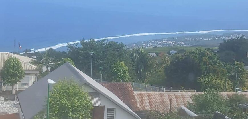 A louer un appartement de type T3 offrant une vue imprenable sur l’océan, situé à Trois Bassins