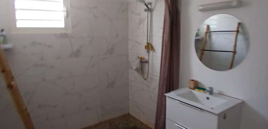 A louer un appartement de type T3 offrant une vue imprenable sur l’océan, situé à Trois Bassins