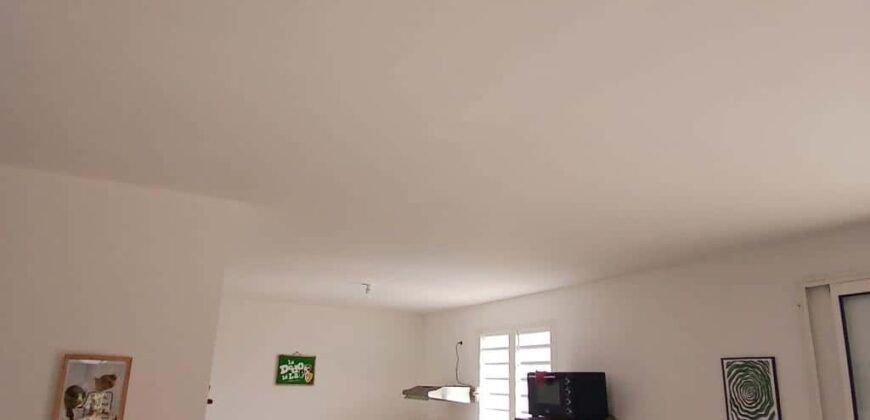 A louer un appartement de type T3 offrant une vue imprenable sur l’océan, situé à Trois Bassins