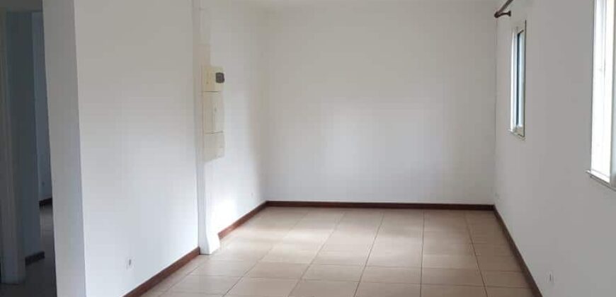 A louer un appartement F3/4 de 63 m2 situé dans une enceinte familiale calme et sécurisée à La ligne des Bambous