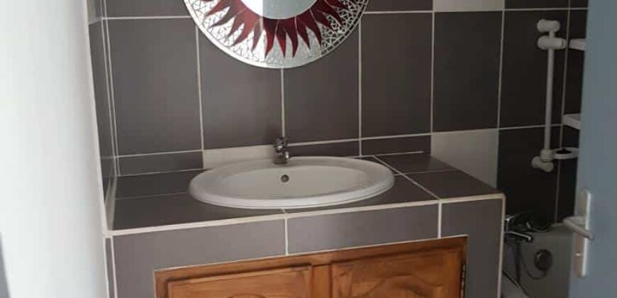 A louer un appartement F3/4 de 63 m2 situé dans une enceinte familiale calme et sécurisée à La ligne des Bambous
