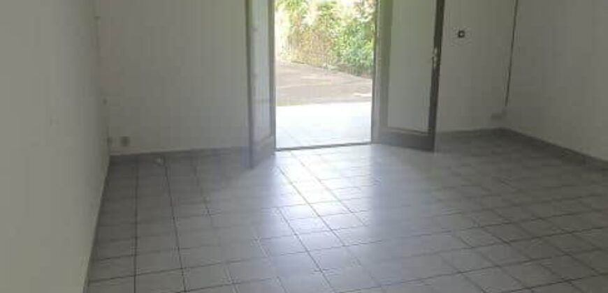 A louer une villa de 59.29m2 avec jardin situé proche centre ville de Saint Benoit
